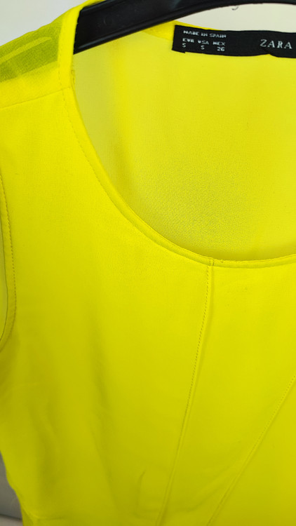 تاپ زنانه استوک وارداتی رنگ زنده با ایراد لکه، مناسب برای استفاده روزمره با تخفیف ویژه