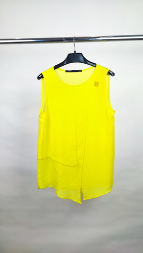 تاپ زنانه استوک وارداتی رنگ زنده با ایراد لکه، مناسب برای استفاده روزمره با تخفیف ویژه