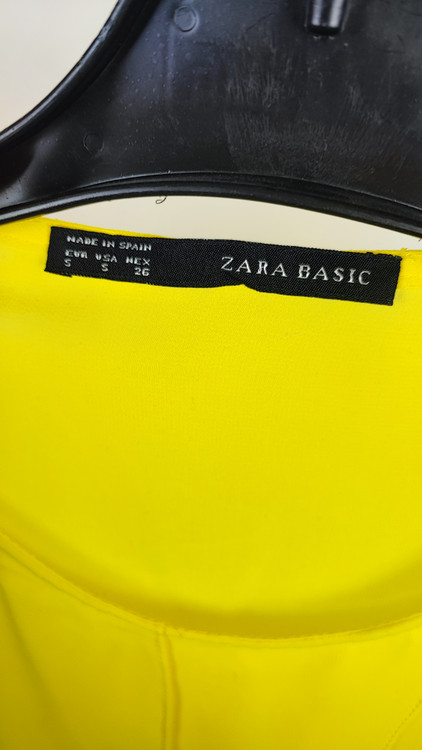 تاپ زنانه استوک وارداتی رنگ زنده با ایراد لکه، مناسب برای استفاده روزمره با تخفیف ویژه