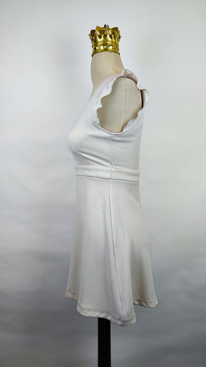 پیراهن کوتاه مجلسی زنانه سفید مدل عروسکی با یقه V و آستین کلوش کوتاه کد ۱۰۶۷