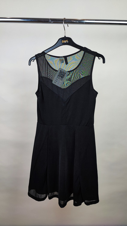 پیراهن کوتاه مشکی مجلسی زنانه با جزئیات تور در قسمت یقه و دکلته کد ۱۱۶۲ استوک اروپایی