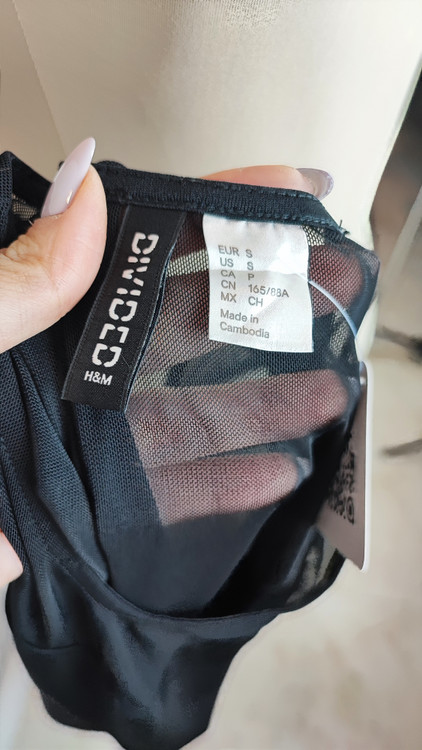 پیراهن کوتاه مشکی مجلسی زنانه با جزئیات تور در قسمت یقه و دکلته کد ۱۱۶۲ استوک اروپایی