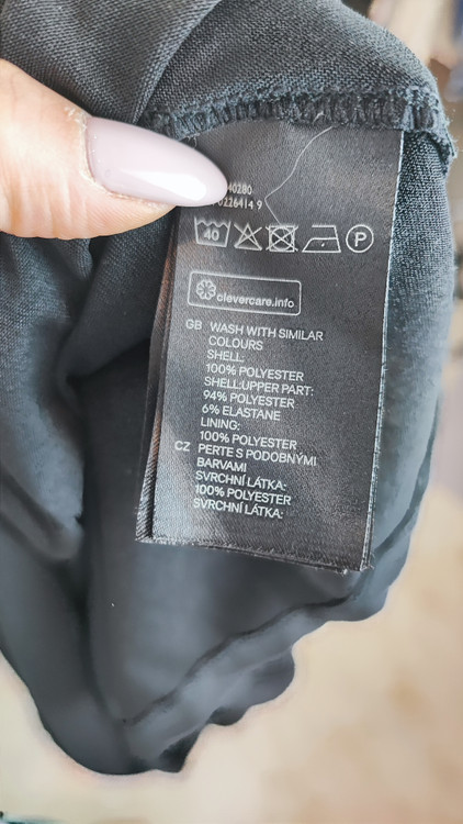 پیراهن کوتاه مشکی مجلسی زنانه با جزئیات تور در قسمت یقه و دکلته کد ۱۱۶۲ استوک اروپایی