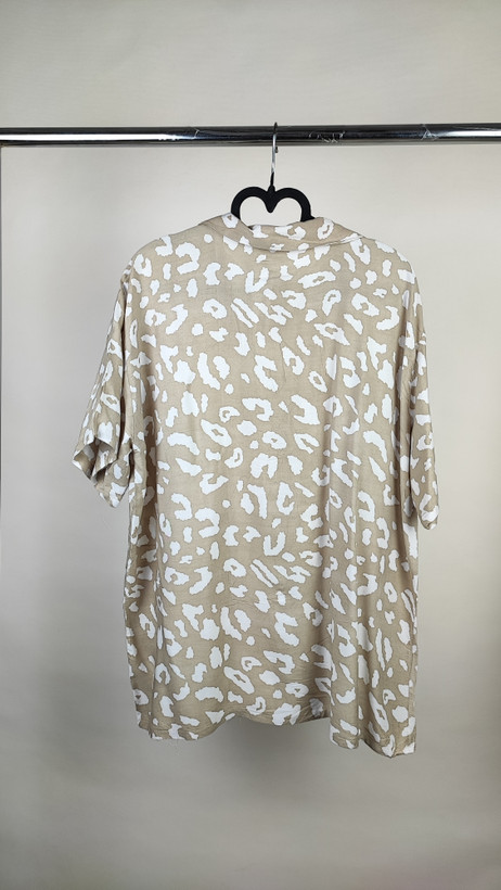 شومیز زنانه سایز بزرگ طرح پلنگی رنگ کرم قهوهای با یقه مردانه و آستین کوتاه وارداتی کد ۱۹۶۵