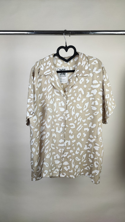 شومیز زنانه سایز بزرگ طرح پلنگی رنگ کرم قهوهای با یقه مردانه و آستین کوتاه وارداتی کد ۱۹۶۵