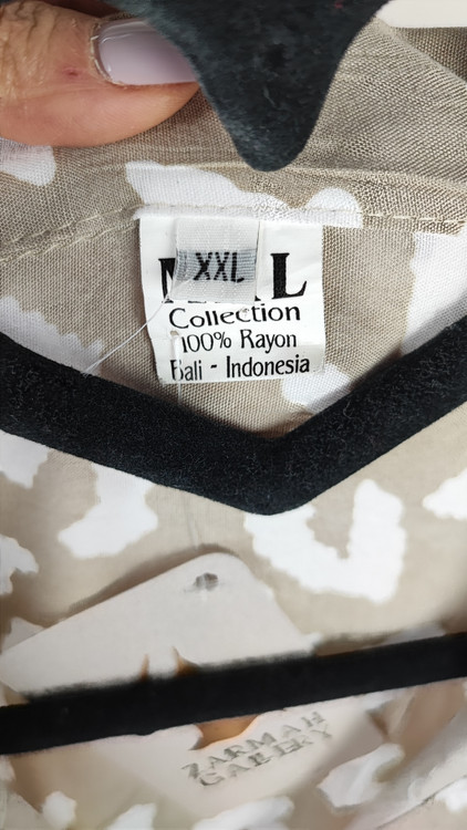 شومیز زنانه سایز بزرگ طرح پلنگی رنگ کرم قهوهای با یقه مردانه و آستین کوتاه وارداتی کد ۱۹۶۵