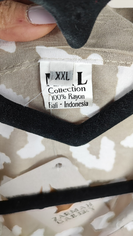 شومیز زنانه سایز بزرگ طرح پلنگی رنگ کرم قهوهای با یقه مردانه و آستین کوتاه وارداتی کد ۱۹۶۵