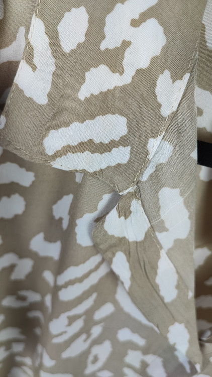 شومیز زنانه سایز بزرگ طرح پلنگی رنگ کرم قهوهای با یقه مردانه و آستین کوتاه وارداتی کد ۱۹۶۵