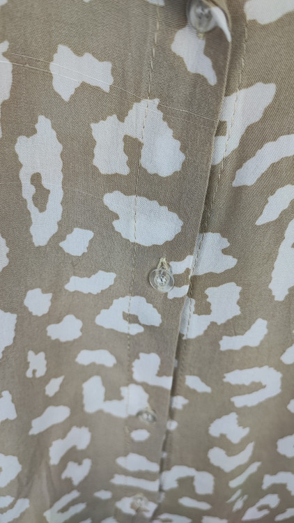 شومیز زنانه سایز بزرگ طرح پلنگی رنگ کرم قهوهای با یقه مردانه و آستین کوتاه وارداتی کد ۱۹۶۵