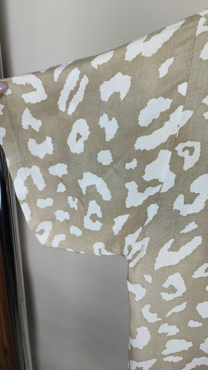 شومیز زنانه سایز بزرگ طرح پلنگی رنگ کرم قهوهای با یقه مردانه و آستین کوتاه وارداتی کد ۱۹۶۵