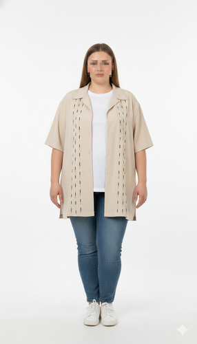 شومیز سایز بزرگ زنانه رنگ کرم روشن با تزئینات خطی عمودی و آستین کوتاه مناسب استایل رسمی و روزمره