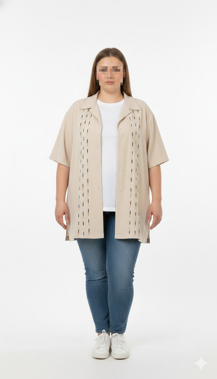 شومیز سایز بزرگ زنانه رنگ کرم روشن با تزئینات خطی عمودی و آستین کوتاه مناسب استایل رسمی و روزمره