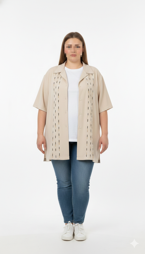 شومیز سایز بزرگ زنانه رنگ کرم روشن با تزئینات خطی عمودی و آستین کوتاه مناسب استایل رسمی و روزمره