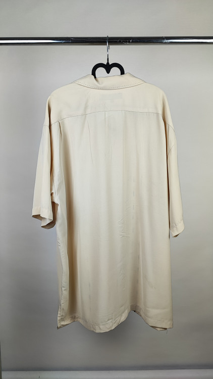 شومیز سایز بزرگ زنانه رنگ کرم روشن با تزئینات خطی عمودی و آستین کوتاه مناسب استایل رسمی و روزمره