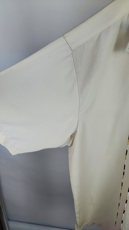 شومیز سایز بزرگ زنانه رنگ کرم روشن با تزئینات خطی عمودی و آستین کوتاه مناسب استایل رسمی و روزمره