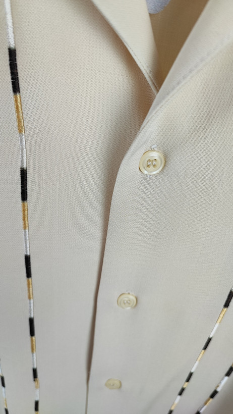 شومیز سایز بزرگ زنانه رنگ کرم روشن با تزئینات خطی عمودی و آستین کوتاه مناسب استایل رسمی و روزمره