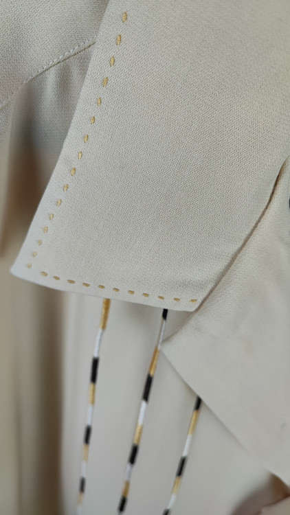 شومیز سایز بزرگ زنانه رنگ کرم روشن با تزئینات خطی عمودی و آستین کوتاه مناسب استایل رسمی و روزمره