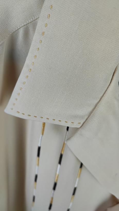 شومیز سایز بزرگ زنانه رنگ کرم روشن با تزئینات خطی عمودی و آستین کوتاه مناسب استایل رسمی و روزمره