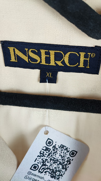 شومیز سایز بزرگ زنانه رنگ کرم روشن با تزئینات خطی عمودی و آستین کوتاه مناسب استایل رسمی و روزمره