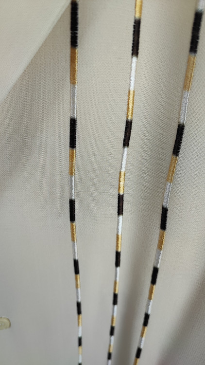 شومیز سایز بزرگ زنانه رنگ کرم روشن با تزئینات خطی عمودی و آستین کوتاه مناسب استایل رسمی و روزمره