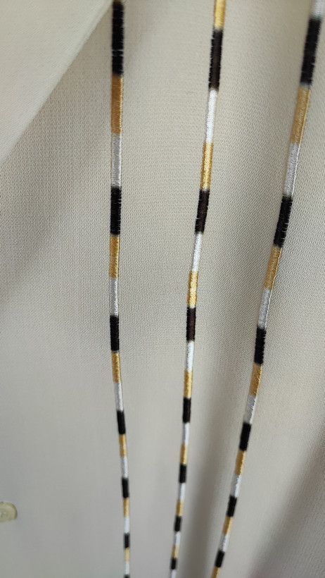 شومیز سایز بزرگ زنانه رنگ کرم روشن با تزئینات خطی عمودی و آستین کوتاه مناسب استایل رسمی و روزمره