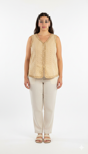 تاپ زنانه بدون آستین رنگ خردلی روشن با یقه هفت و لبههای کار شده فانتزی کد ۲۰۶۷ مجلسی و خنک