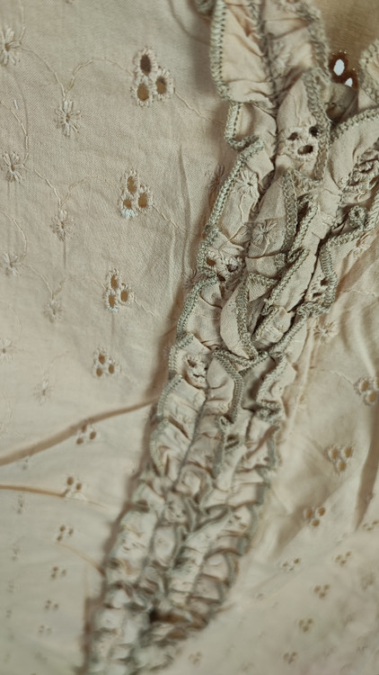 تاپ زنانه بدون آستین رنگ خردلی روشن با یقه هفت و لبههای کار شده فانتزی کد ۲۰۶۷ مجلسی و خنک