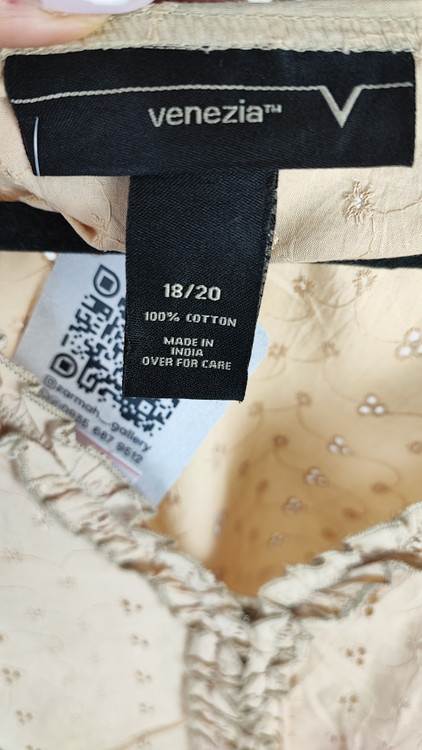 تاپ زنانه بدون آستین رنگ خردلی روشن با یقه هفت و لبههای کار شده فانتزی کد ۲۰۶۷ مجلسی و خنک