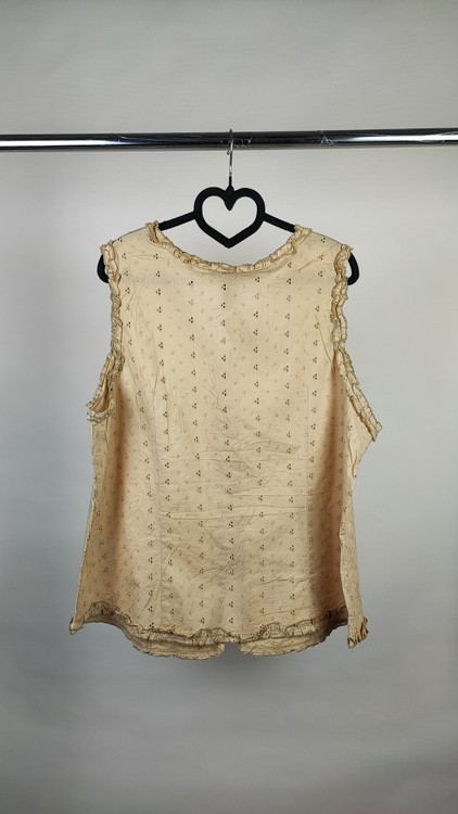 تاپ زنانه بدون آستین رنگ خردلی روشن با یقه هفت و لبههای کار شده فانتزی کد ۲۰۶۷ مجلسی و خنک