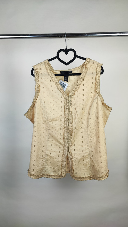 تاپ زنانه بدون آستین رنگ خردلی روشن با یقه هفت و لبههای کار شده فانتزی کد ۲۰۶۷ مجلسی و خنک