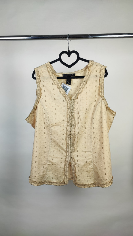 تاپ زنانه بدون آستین رنگ خردلی روشن با یقه هفت و لبههای کار شده فانتزی کد ۲۰۶۷ مجلسی و خنک