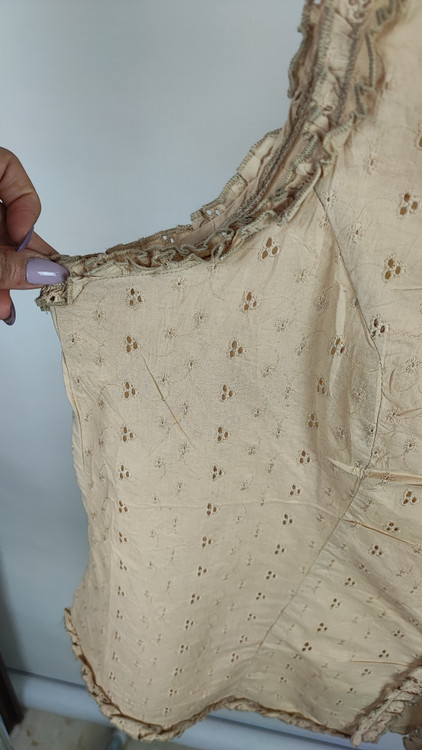 تاپ زنانه بدون آستین رنگ خردلی روشن با یقه هفت و لبههای کار شده فانتزی کد ۲۰۶۷ مجلسی و خنک