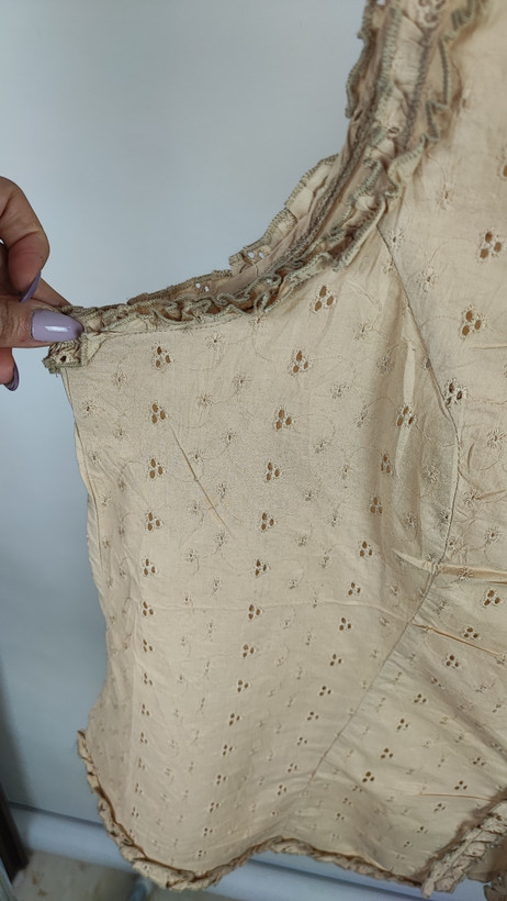 تاپ زنانه بدون آستین رنگ خردلی روشن با یقه هفت و لبههای کار شده فانتزی کد ۲۰۶۷ مجلسی و خنک