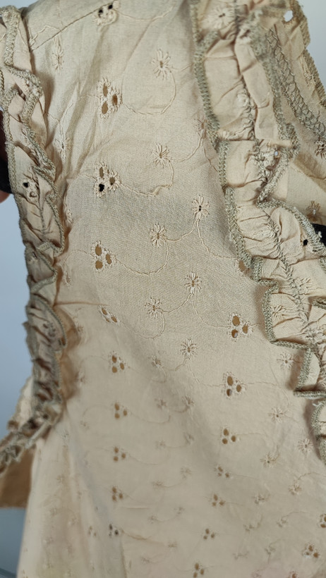 تاپ زنانه بدون آستین رنگ خردلی روشن با یقه هفت و لبههای کار شده فانتزی کد ۲۰۶۷ مجلسی و خنک