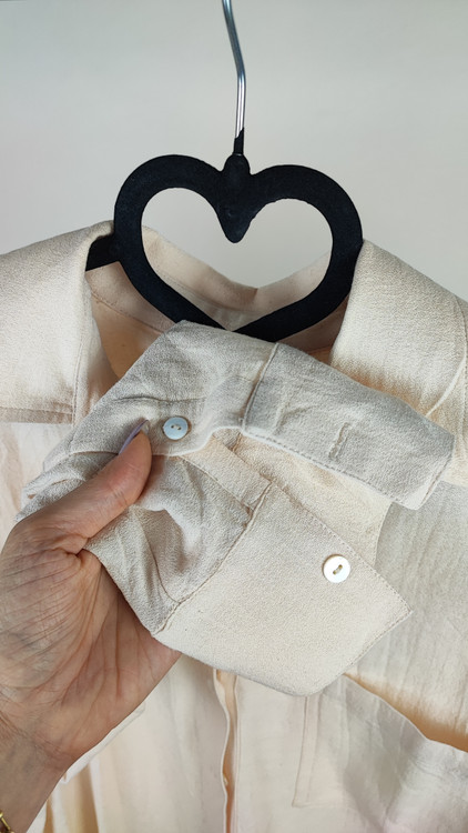 شومیز زنانه پلاس سایز رنگ استخوانی کد ۱۸۵۱ با پارچه وارداتی و دکمهدار