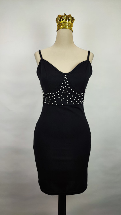 پیراهن کوتاه مشکی مرواریددوزی شده زنانه وارداتی کد ۱۱۳۷ * تصویر جزئیات: نمای مرواریددوزی روی سینه و کمر پیراهن مجلسی مشکی استوک