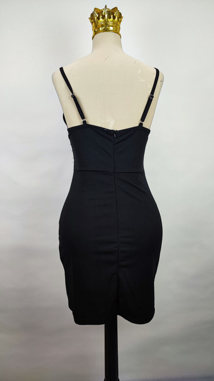 پیراهن کوتاه مشکی مرواریددوزی شده زنانه وارداتی کد ۱۱۳۷ * تصویر جزئیات: نمای مرواریددوزی روی سینه و کمر پیراهن مجلسی مشکی استوک