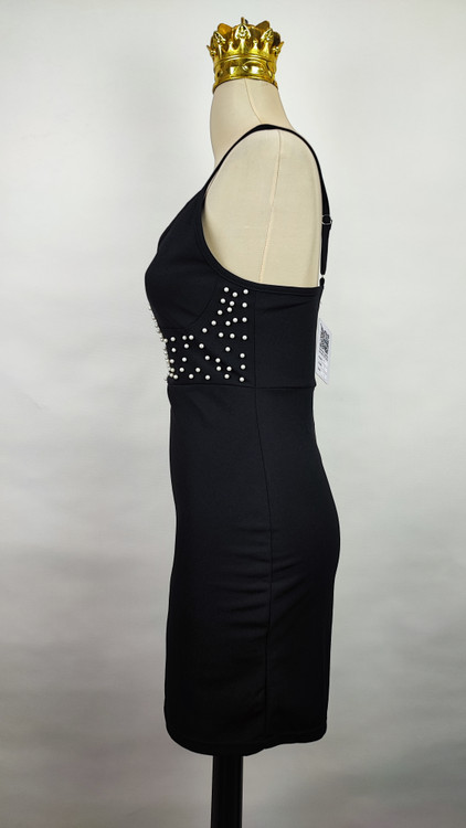 پیراهن کوتاه مشکی مرواریددوزی شده زنانه وارداتی کد ۱۱۳۷ * تصویر جزئیات: نمای مرواریددوزی روی سینه و کمر پیراهن مجلسی مشکی استوک