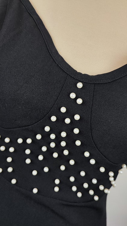 پیراهن کوتاه مشکی مرواریددوزی شده زنانه وارداتی کد ۱۱۳۷ * تصویر جزئیات: نمای مرواریددوزی روی سینه و کمر پیراهن مجلسی مشکی استوک