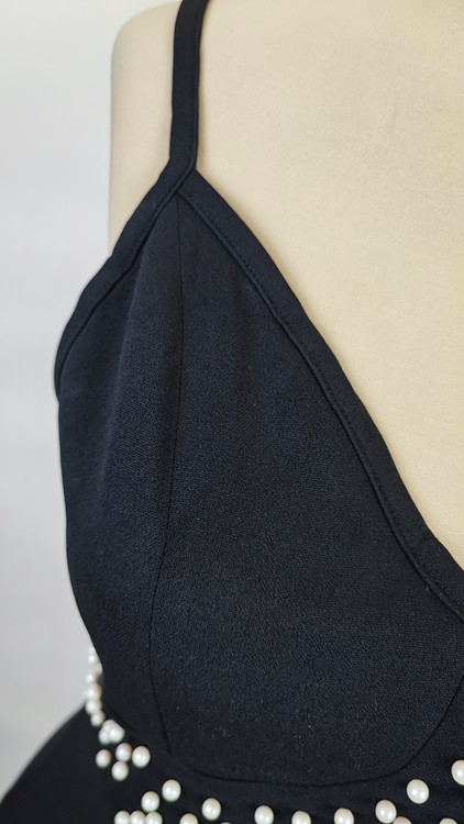 پیراهن کوتاه مشکی مرواریددوزی شده زنانه وارداتی کد ۱۱۳۷ * تصویر جزئیات: نمای مرواریددوزی روی سینه و کمر پیراهن مجلسی مشکی استوک