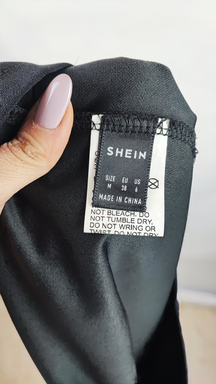 پیراهن کوتاه مشکی مرواریددوزی شده زنانه وارداتی کد ۱۱۳۷ * تصویر جزئیات: نمای مرواریددوزی روی سینه و کمر پیراهن مجلسی مشکی استوک