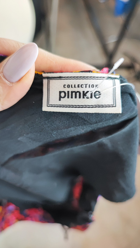 پیراهن کوتاه مجلسی تکآستین زنانه وارداتی با طرح گلدار قرمز و آبی کد ۱۱۹۸ * نمای پشت/کنار: تنخور جذب پیراهن رومی زنانه مدل استوک اروپایی