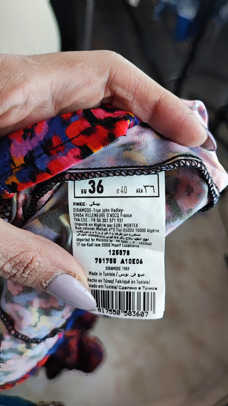 پیراهن کوتاه مجلسی تکآستین زنانه وارداتی با طرح گلدار قرمز و آبی کد ۱۱۹۸ * نمای پشت/کنار: تنخور جذب پیراهن رومی زنانه مدل استوک اروپایی