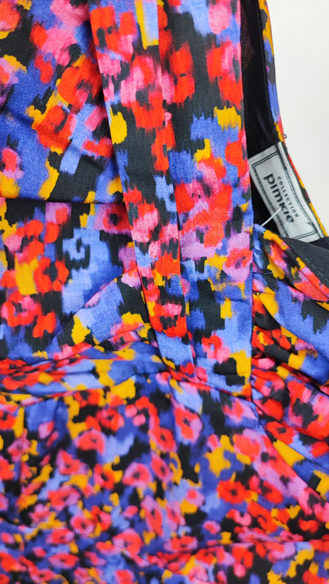 پیراهن کوتاه مجلسی تکآستین زنانه وارداتی با طرح گلدار قرمز و آبی کد ۱۱۹۸ * نمای پشت/کنار: تنخور جذب پیراهن رومی زنانه مدل استوک اروپایی