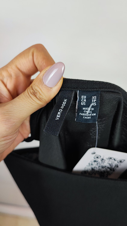 پیراهن کوتاه مشکی بندی زنانه وارداتی ساده و شیک کد ۹۶۷ * تصویر جزئیات: نمای چاک بغل لباس مجلسی مشکی استوک سایز کوچک