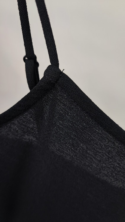 پیراهن کوتاه مشکی بندی زنانه وارداتی ساده و شیک کد ۹۶۷ * تصویر جزئیات: نمای چاک بغل لباس مجلسی مشکی استوک سایز کوچک