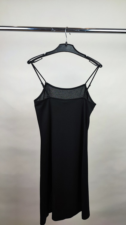 پیراهن کوتاه مشکی بندی زنانه وارداتی ساده و شیک کد ۹۶۷ * تصویر جزئیات: نمای چاک بغل لباس مجلسی مشکی استوک سایز کوچک