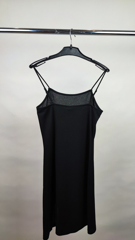 پیراهن کوتاه مشکی بندی زنانه وارداتی ساده و شیک کد ۹۶۷ * تصویر جزئیات: نمای چاک بغل لباس مجلسی مشکی استوک سایز کوچک