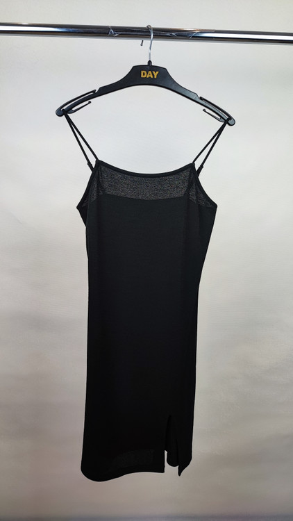 پیراهن کوتاه مشکی بندی زنانه وارداتی ساده و شیک کد ۹۶۷ * تصویر جزئیات: نمای چاک بغل لباس مجلسی مشکی استوک سایز کوچک