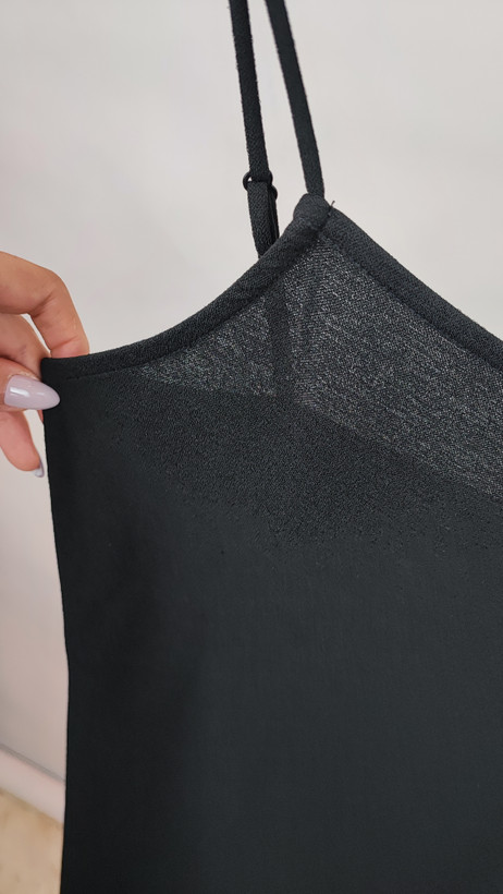 پیراهن کوتاه مشکی بندی زنانه وارداتی ساده و شیک کد ۹۶۷ * تصویر جزئیات: نمای چاک بغل لباس مجلسی مشکی استوک سایز کوچک